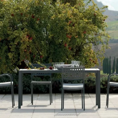 Tavolo per l'esterno Tavolo quatris grigio antico 160 x 80 cm con 4 poltoncine alice a marchio Vermobil a prezzo scontato
