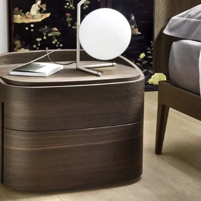 Scopri il comodino Babila curvo di Sangiacomo a prezzi outlet! Un design unico per una camera da letto moderna.