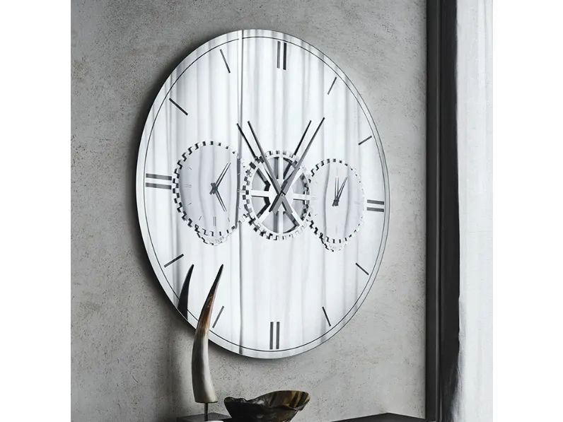 1. Design moderno ed elegante. 
2. Funzione di orologio integrata. 
3. Specchio di alta qualit. 
4. Realizzato da Cattelan Italia. 
5. Facile da installare.