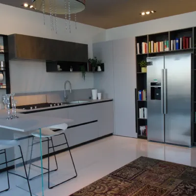 Cucina ad angolo in laminato opaco grigio Delinea a prezzo scontato