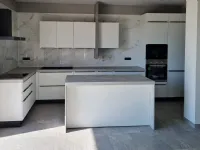 Cucina ad isola in laminato materico bianca Cucina moderna ossido white design con isola a prezzo ribassato