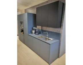Cucina ad isola in laminato opaco grigio Fenix design a prezzo ribassato