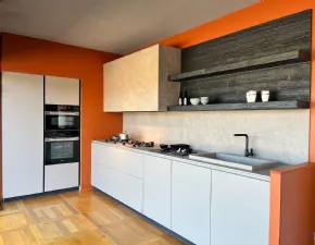 Cucine moderne Irori Zampieri scontate, con colori moderni e linee lineari.