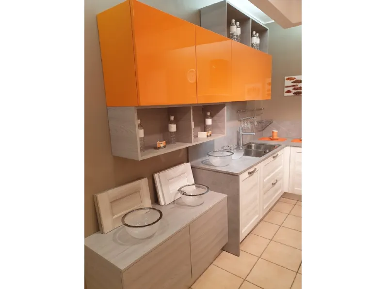 Cucina Arrex moderna ad angolo arancio in laminato materico Fiorella