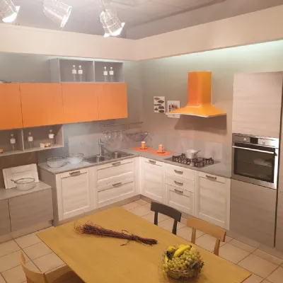 Cucina Arrex moderna ad angolo arancio in laminato materico Fiorella