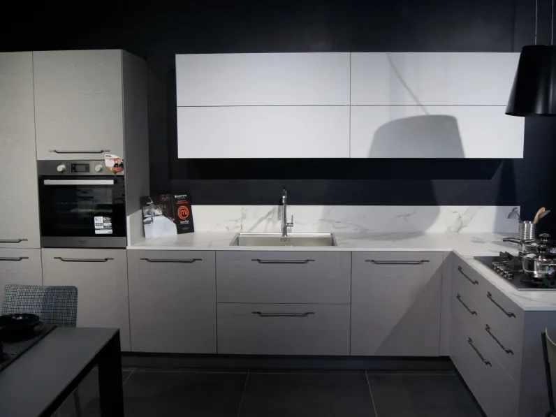 Cucina moderna grigia con penisola Astra Mood a 7995. Massimo stile!