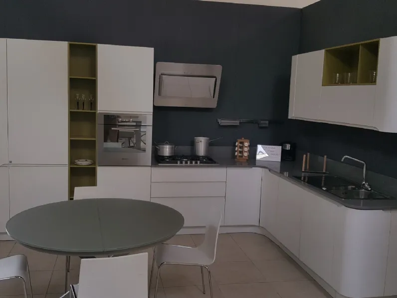Cucina bianca moderna ad angolo Bring di Stosa cucine in laminato materico
