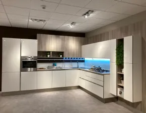 Scopri la cucina bianca moderna ad angolo Like go Veneta a 7990€!