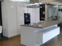 Cucina bianca moderna ad isola ATRA CUCINE modello POLIMERICO LUCIDO di Atra in polimerico lucido