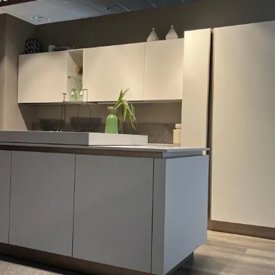 Cucina moderna ad isola Febal in offerta. Design bianco chic.