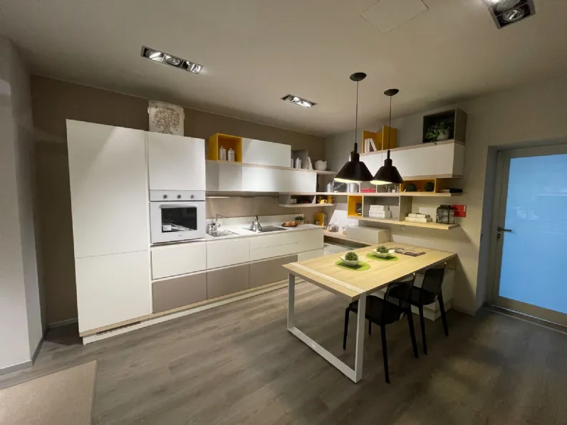 Cucina bianca moderna con penisola Foodshelf Scavolini