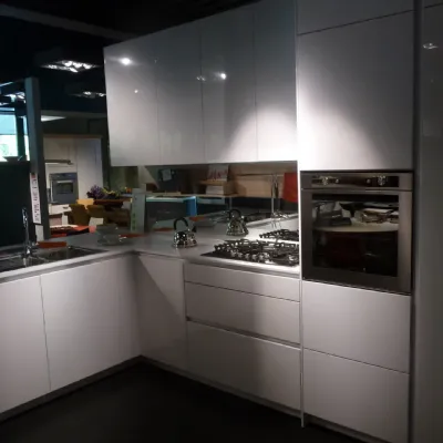 Cucina bianca moderna con penisola Orange Snaidero in Offerta Outlet