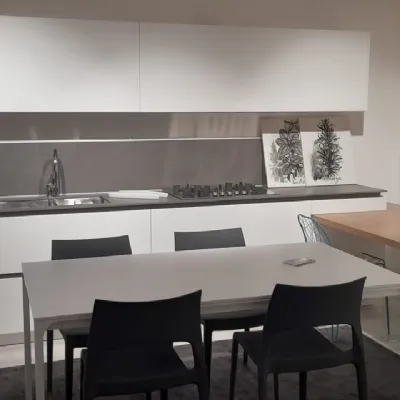 Cucina Key: lineare bianca in laccato opaco Artè, moderna ed elegante.