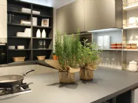 Cucina con penisola in laminato materico grigio Oyster pro beton grigio a prezzo ribassato