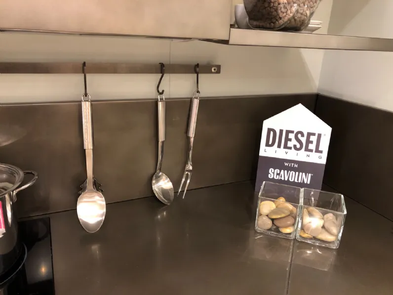 Scopri la cucina Scavolini Diesel Social Kitchen in OFFERTA OUTLET con sconto del 51%.