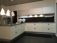 Cucina design bianca di Ernestomeda con penisola Silverbox in offerta
