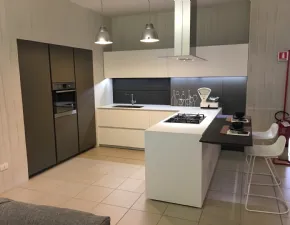 Cucina Light design bianca con penisola Modulnova scontata 62%
