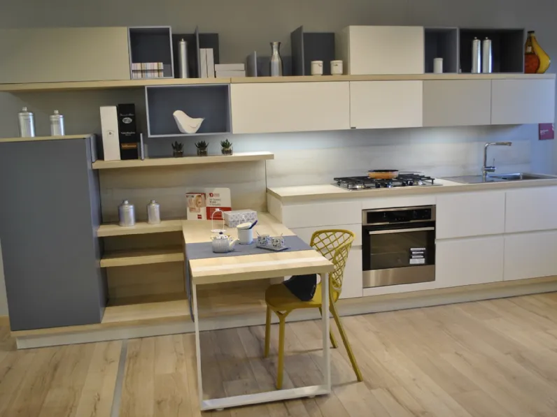 Cucina design bianca Scavolini con penisola Foodshelf inside scontata