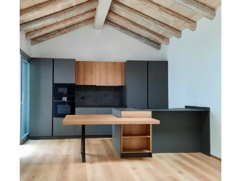 Cucina grigio design con penisola Ingrosso cucine moderne icm46 Primopiano cucine in Offerta Outlet