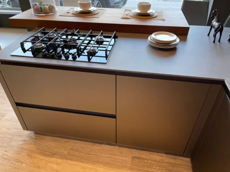 Cucina grigio design con penisola Lab vetro k3 Binova scontata