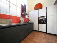 Cucina grigio moderna ad angolo Cucina moderna con colonne white gesso e black in offerta    Nuovi mondi cucine scontata