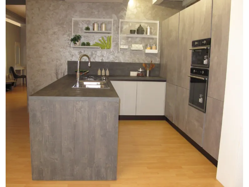 Cucina grigio moderna con penisola Calce grigio e laccato Artigianale in offerta