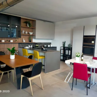 Cucina grigio moderna con penisola Menta grigio pietra Miton scontata