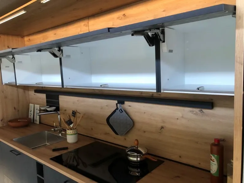 Cucina lineare in hpl grigio Wood a prezzo ribassato