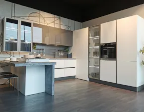Scopri la cucina moderna Lube con penisola a 11500€! Colori unici!
