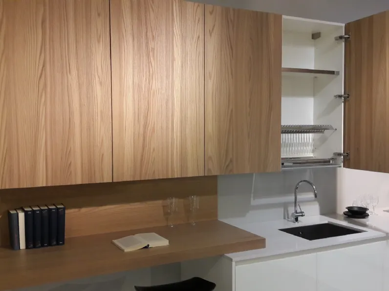 Cucina in vetro bianco e olmo chiaro lineare con 2 colonne unite da boiserie a prezzo scontato