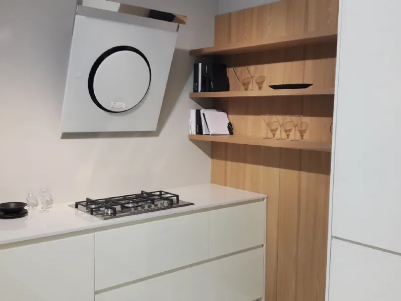 Cucina in vetro bianco e olmo chiaro lineare con 2 colonne unite da boiserie a prezzo scontato