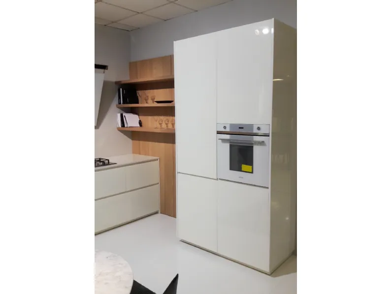 Cucina in vetro bianco e olmo chiaro lineare con 2 colonne unite da boiserie a prezzo scontato