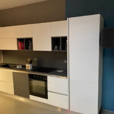 Cucina moderna Atra Colour a prezzo scontato. Look lineare!