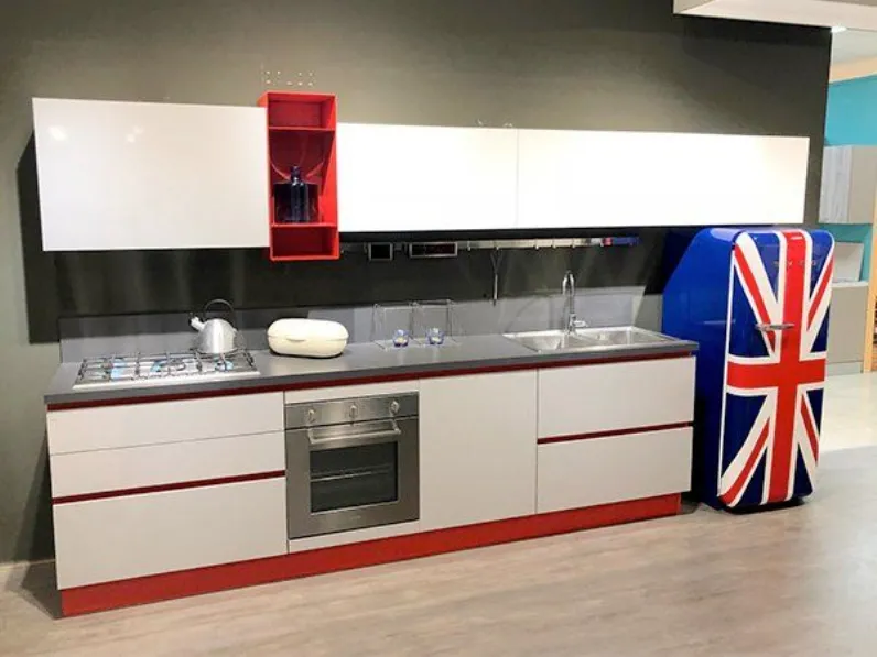 Cucina lineare in laminato lucido a prezzo ribassato