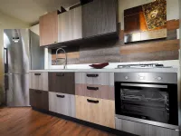 Cucina lineare in laminato materico altri colori Cucina multicolor vintage in offerta con frigo freestanding a prezzo ribassato