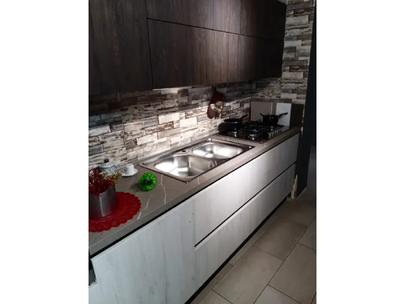 Cucina Aran moderna lineare grigio in laminato materico Ginevra