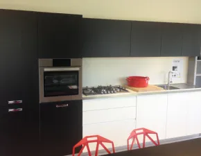 Cucina lineare in legno rovere moro Playground a prezzo ribassato