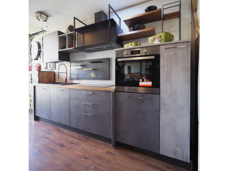 Vendiamo cucine industriali con piano in legno e ante in cemento grigio. Nuovi mondi cucine a soli 4390!