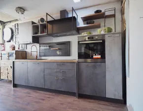 Vendiamo cucine industriali con piano in legno e ante in cemento grigio. Nuovi mondi cucine a soli 4390€!