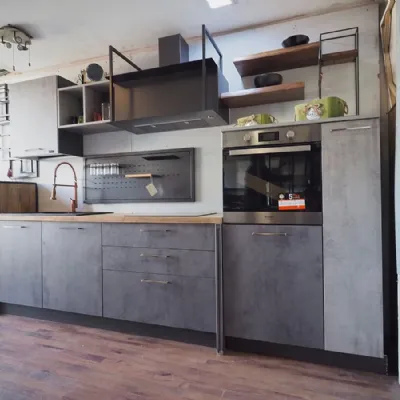 Vendiamo cucine industriali con piano in legno e ante in cemento grigio. Nuovi mondi cucine a soli 4390!