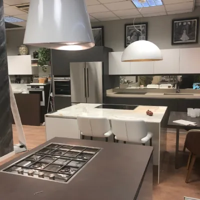 Cucina Antares bianca, moderna, con penisola Expo a 13209€.