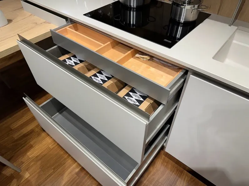 Scopri la cucina Infinity Stosa con uno sconto del 50%! Un design moderno e pratico per rendere la tua casa unica. Lunghezza massima di 75 cm.