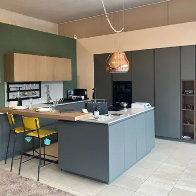 Cucina grigio moderna con penisola Materia Doimo cucine scontata