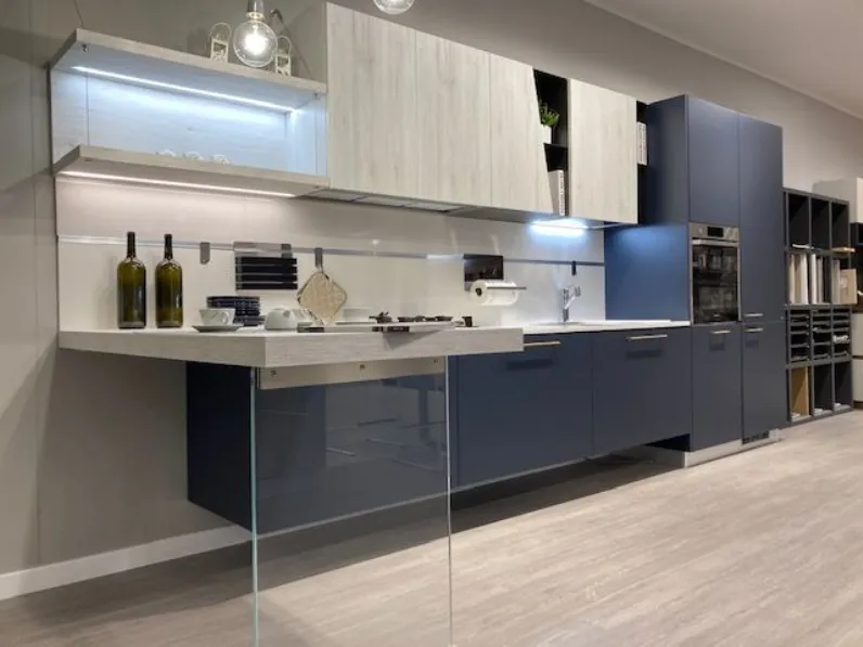 Cucina moderna blu Scavolini con penisola Mood in offerta