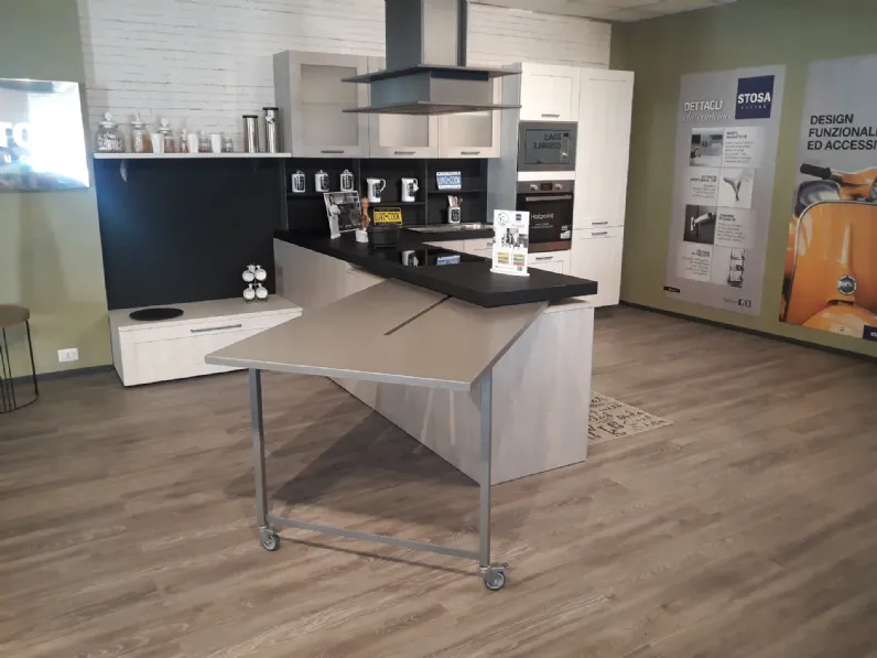 Cucina con penisola in laminato materico a prezzo ribassato 46%