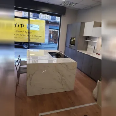 Design di lusso: cucina ad isola Antares Pennello in grigio a soli 15949€.