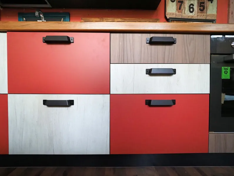 Cucina rossa moderna lineare Cucina multicolor moderna con il piano legno Nuovi mondi cucine in offerta