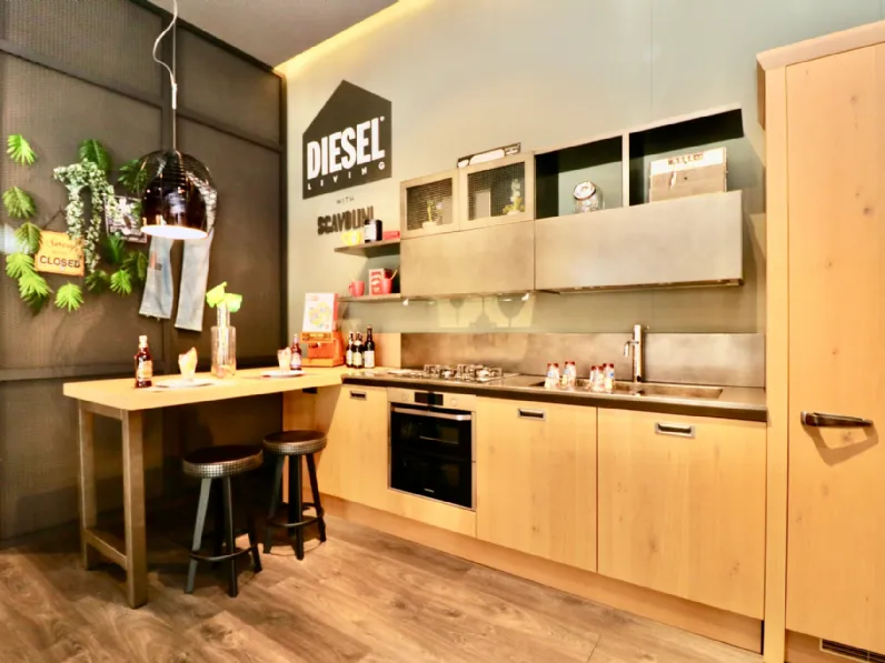Cucina Scavolini industriale con penisola magnolia in legno Diesel social kitchen 