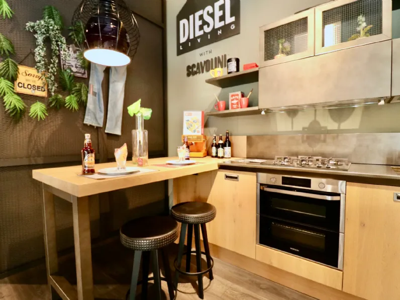 Cucina Scavolini industriale con penisola magnolia in legno Diesel social kitchen 