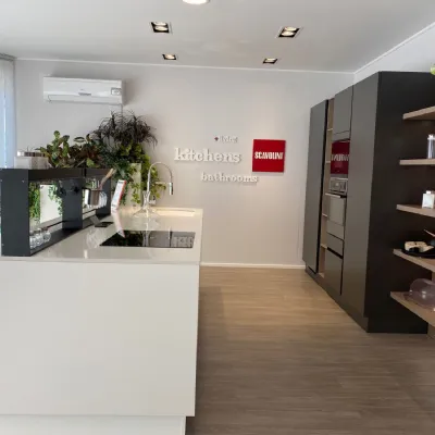 Cucina Scavolini moderna ad isola bianca in laccato opaco Liberamente